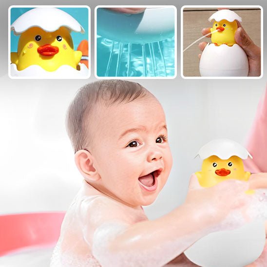 bebe content bouche ouverte jouant avec jouet de bain poussin