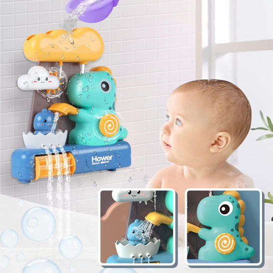 bebe regardant avec attention jouet de bain dinosaure