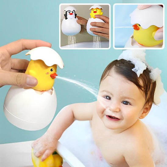 bebe regardant jet du poussin jouet de bain