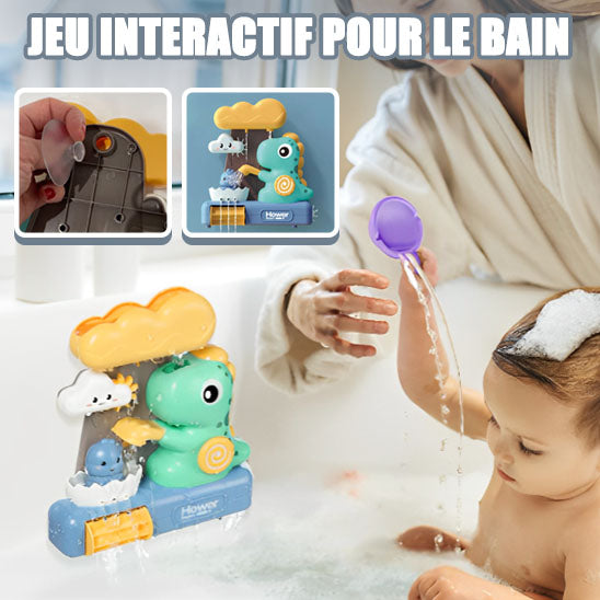 enfant avec maman jouant avec jouet de bain dinosaure