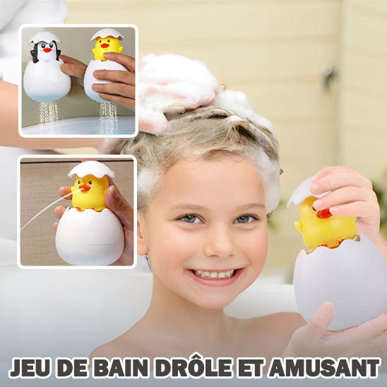 enfant souriant avec jouet de bain drole et amusant
