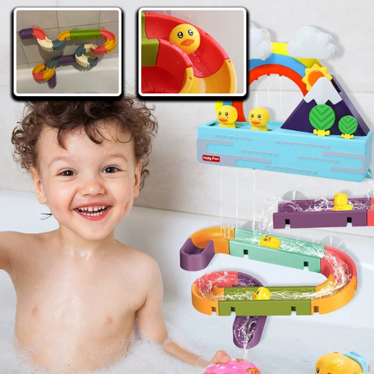 garcon souriant jouant avec son jouet de bain toboggan